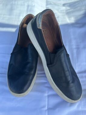 UGG Women”s  Black Leather Slip-On Casual Loafers